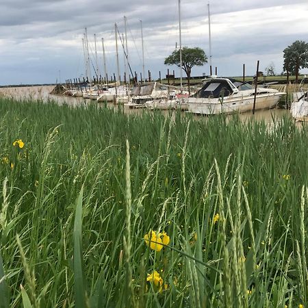 Appartement Avec Vue Panoramique Sur L'Estuaire De La Gironde Plassac  Esterno foto